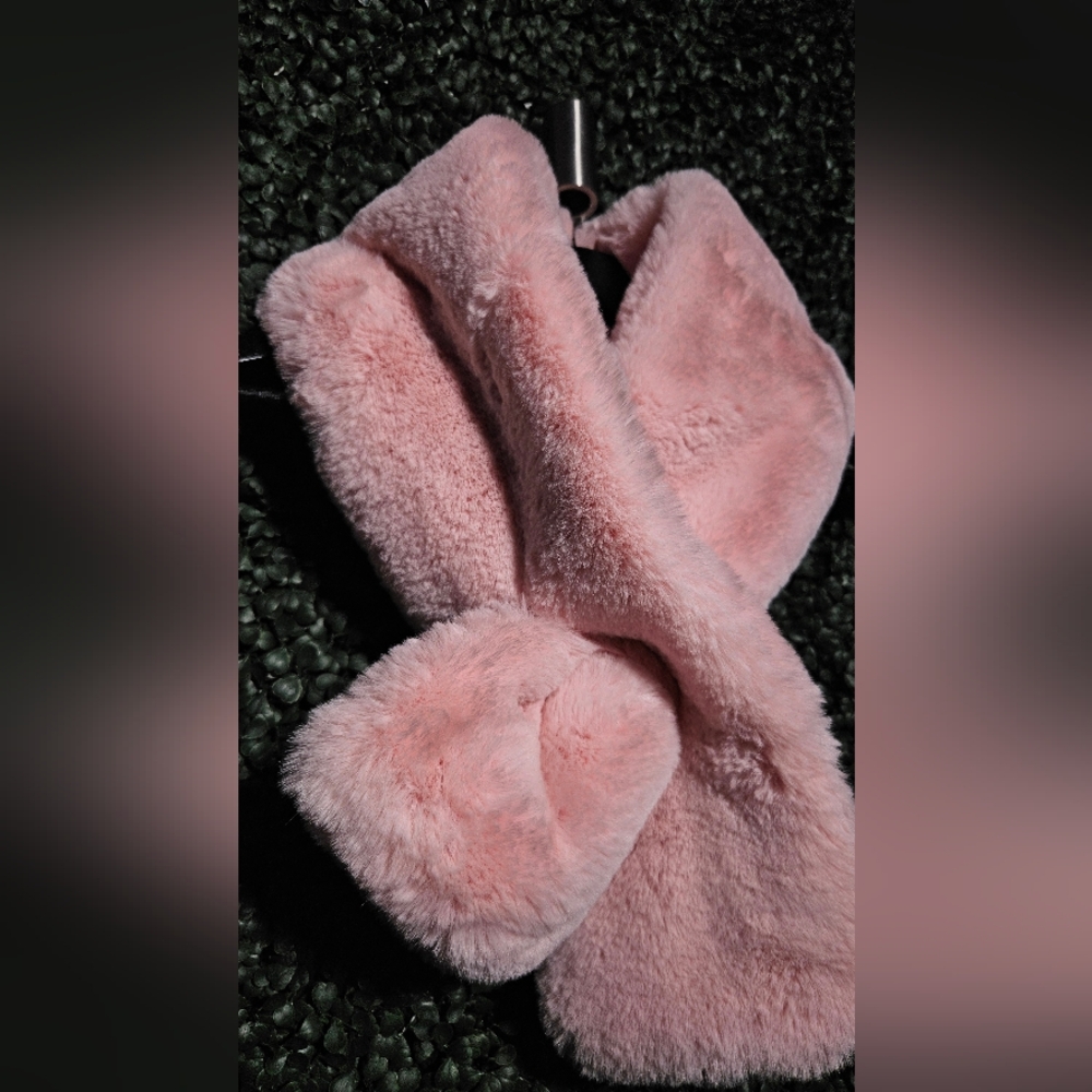 Forever 21 Soft Pink Faux Fur Scarf - Picture 3 of 5